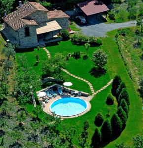 vista aerea di una casa con piscina di Private toskanische Villa mit Pool und Whirlpool in der Nähe von Siena a San Dalmazio
