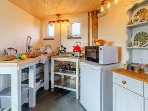 Кухня или мини-кухня в 1 Bed in Aberporth 85955
