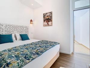 a bedroom with a bed with a colorful blanket at CASA NOAVA in Loulé