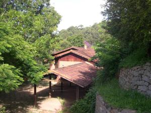 una casa con tetto marrone e alcuni alberi di Versall Homestead a Petrópolis