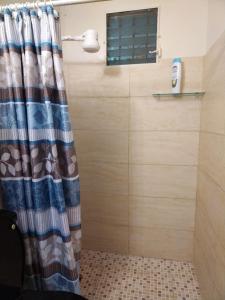 a shower with a curtain in a bathroom at Apartamento a 10 minutos Aeropuerto Tocumen in Panama City