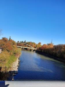 vista su un fiume con un ponte sullo sfondo di Wohnung in Pidingerau mit Großer Terrasse a Piding Altre 14 foto