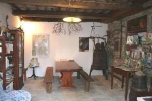 una habitación con una mesa en la esquina de una habitación en Ferienwohnung in Bibbiena mit Garten, gemeinsamem Pool und Grill, en Bibbiena