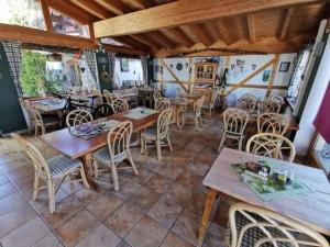 un restaurante con mesas y sillas en una habitación en Studio für 3 Personen ca 30 qm in Sankt Englmar, Bayern Bayerischer Wald en Hilm