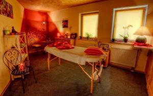 Habitación con cama con almohadas rojas. en Studio für 3 Personen ca 30 qm in Sankt Englmar, Bayern Bayerischer Wald, en Hilm