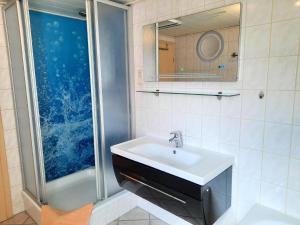 Koupelna v ubytování Ferienwohnung für 5 Personen ca 85 qm in Karlshagen, Ostseeküste Deutschland Usedom