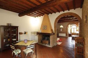 uma sala de estar com uma mesa e uma lareira em Casa Fallocchio - b56562 em San Casciano in Val di Pesa