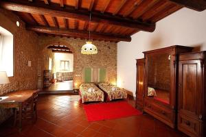 um quarto com uma cama e uma mesa num quarto em Casa Fallocchio - b56562 em San Casciano in Val di Pesa