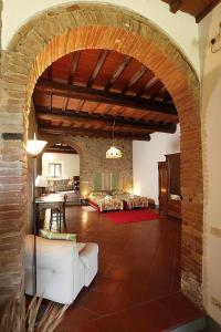 uma sala de estar com uma arcada num edifício em Casa Fallocchio - b56562 em San Casciano in Val di Pesa