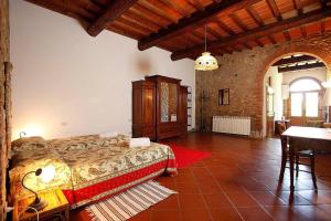 um quarto com uma cama e uma mesa num quarto em Casa Fallocchio - b56562 em San Casciano in Val di Pesa