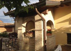 a building with a brick oven with flower boxes on it at Ferienhaus in Piosina mit Garten, Whirlpool und Grill in Città di Castello