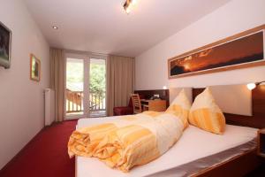 - une chambre dotée d'un lit avec des draps jaunes et blancs dans l'établissement Appartement in Kappl mit Eigenem Balkon, à Kappl