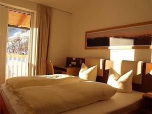 - une chambre avec un lit doté d'oreillers et d'une fenêtre dans l'établissement Appartement in Kappl mit Eigenem Balkon, à Kappl