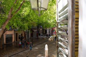 Eine Gruppe von Menschen, die eine Straße entlang gehen in der Unterkunft T2 - centre historique de Toulon in Toulon