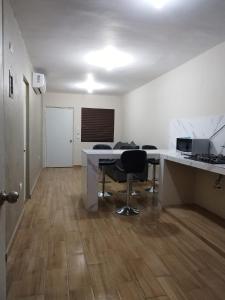 una oficina con escritorio y sillas en una habitación en Casa Vacacional 2 Pisos, en Mazatlán