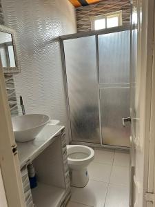 uma casa de banho com um chuveiro, um WC e um lavatório. em Habitación temporada festival em Valledupar