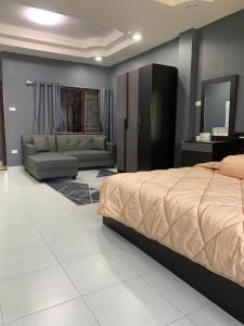 sypialnia z łóżkiem i salon w obiekcie Fullmoon Jomtien Guest house w mieście Jomtien Beach