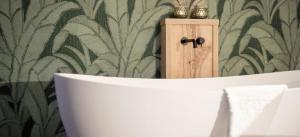 baño con bañera blanca y papel pintado verde en Exklusive Ferienwohnung mit eigener Sauna - b53580 en Regen