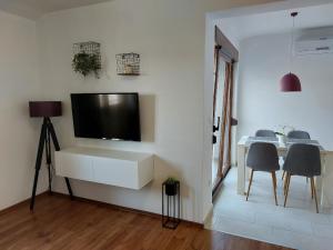 sala de estar con TV en una pared blanca en Tolle Wohnung in Barbat mit Möbliertem Balkon, en Barbat na Rabu