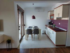 una cocina con mesa y sillas. en Tolle Wohnung in Barbat mit Möbliertem Balkon, en Barbat na Rabu