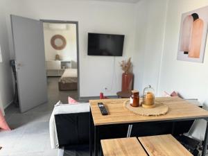 TV a/nebo společenská místnost v ubytování Le cocon terre et mer
