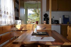 een keuken met een houten tafel met een vaas erop bij Ferienhaus Panoramablick in Königstein - b53735 in Königstein an der Elbe