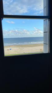 Blick auf den Strand aus dem Fenster in der Unterkunft Apartamento 821 com vista para o mar in São Vicente