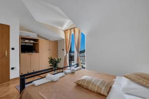 um quarto com uma cama e uma grande janela em Gästezimmer für zwei Personen mit Balkon em Duće