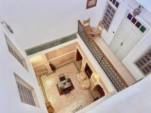 una vista sul soffitto di un soggiorno con scala in una casa di Riad La Rose Des Sables a Marrakech