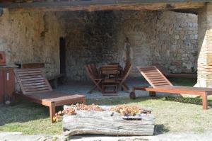 een groep stoelen en een tafel en een open haard bij Ferienwohnung für 4 Personen ca 95 qm in Monteriggioni, Toskana Chianti in Monteriggioni