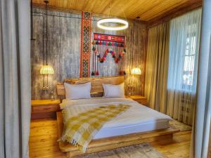 1 dormitorio con 1 cama en una habitación de madera en Filin Resort, en Ijevan