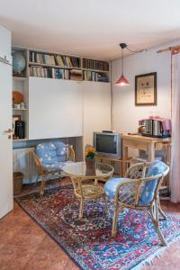 salon ze stołem, krzesłami i telewizorem w obiekcie Gästezimmer mit Terrasse w mieście Zehdenick