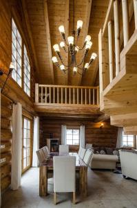 uma sala de jantar com uma mesa e um lustre em Ferienhaus in Feldberg Schwarzwald mit Privatem Pool em Neuglashütten