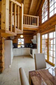 Küche/Küchenzeile in der Unterkunft Traumhafte Ferien im Schwarzwald-Chalet Die perfekte Location für Premium Sommer-und Skiurlaube