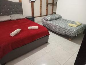 ein Schlafzimmer mit einem Bett mit zwei Handtüchern darauf in der Unterkunft APARTA ESTUDIO DONDE ANITA in Salento