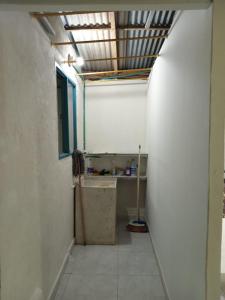 einen Flur eines Zimmers mit einem Waschbecken und einem Fenster in der Unterkunft APARTA ESTUDIO DONDE ANITA in Salento