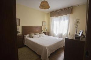 Säng eller sängar i ett rum på Ferienwohnung für 6 Personen ca 70 qm in Santiago de Compostela, Galicien Binnenland von Galicien