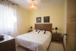 Säng eller sängar i ett rum på Ferienwohnung für 6 Personen ca 70 qm in Santiago de Compostela, Galicien Binnenland von Galicien