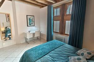 Un pat sau paturi într-o cameră la Le Scarabée Bleu - Confort Fonctionnel - Mon Groom