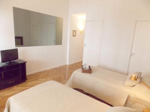 a bedroom with two beds and a large mirror at Recoleta Apartamento in Buenos Aires