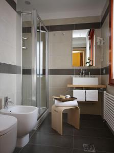 a bathroom with a tub and a sink and a toilet at Hotel Paris in Mestre