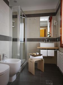 Koupelna v ubytování Hotel Paris + 12 fotografií