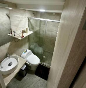 科韋尼亞斯的住宿－Habitación acogedora en Coveñas，一间带卫生间和淋浴的小浴室