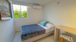 科韋尼亞斯的住宿－Habitación acogedora en Coveñas，一间小卧室,配有床和窗户