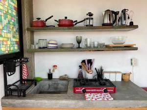 cocina con fogones rojos en la encimera en Casa Tortolita, en Mazunte