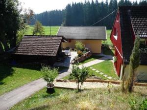 uma vista aérea de um celeiro e de uma casa em Ferienhaus für 3 Personen 1 Kind ca 85 qm in Eisenbach, Schwarzwald Naturpark Südschwarzwald em Oberbränd