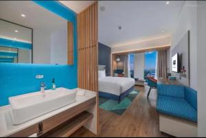 سرير أو أسرّة في غرفة في Holiday Inn Express Qingdao Chengyang Central by IHG