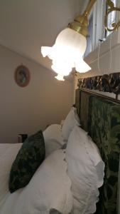 Cama ou camas em um quarto em Mornington Guest House