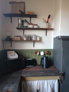 cocina con encimera y microondas en Timbermiller's cottage, en Deeside