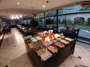 ein Buffet mit Speisen in einem Restaurant in der Unterkunft Flat Completo em Hotel 4 estrelas no Jardins! Com piscina, Jacuzzi, Sauna e academia! in São Paulo